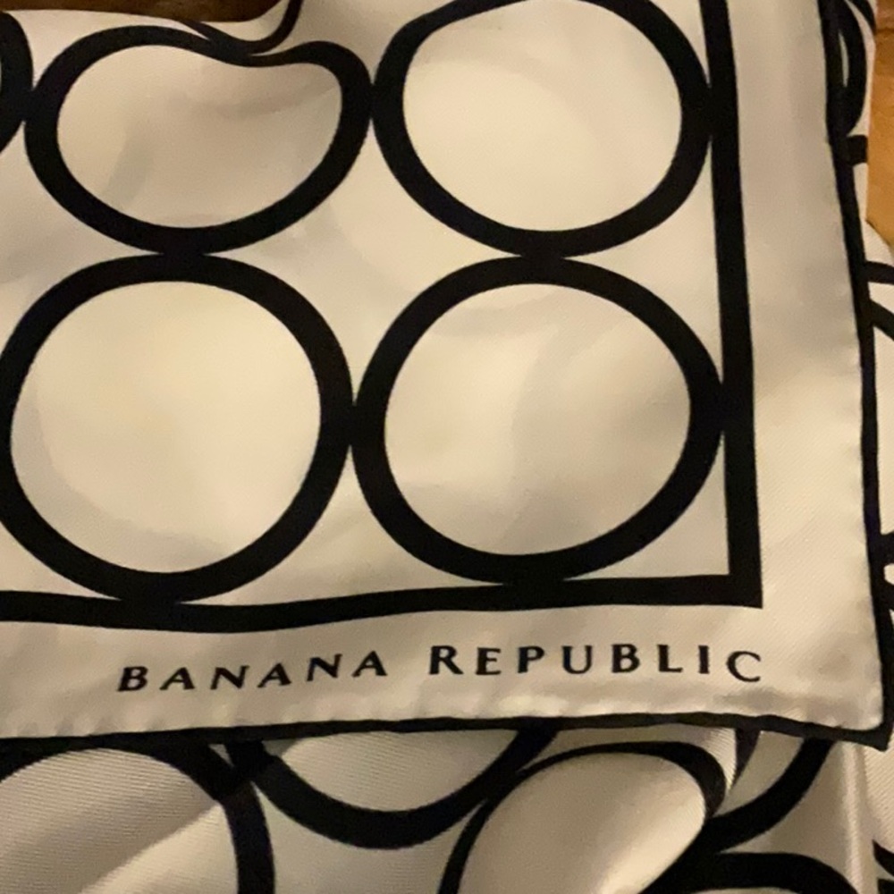 NWOT BANANA REPUBLIC SILK SCARF 21” square, black and white